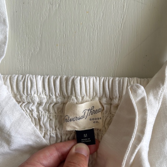 Universal Threads White Ruffled Women's Top - Picture 2 of 2